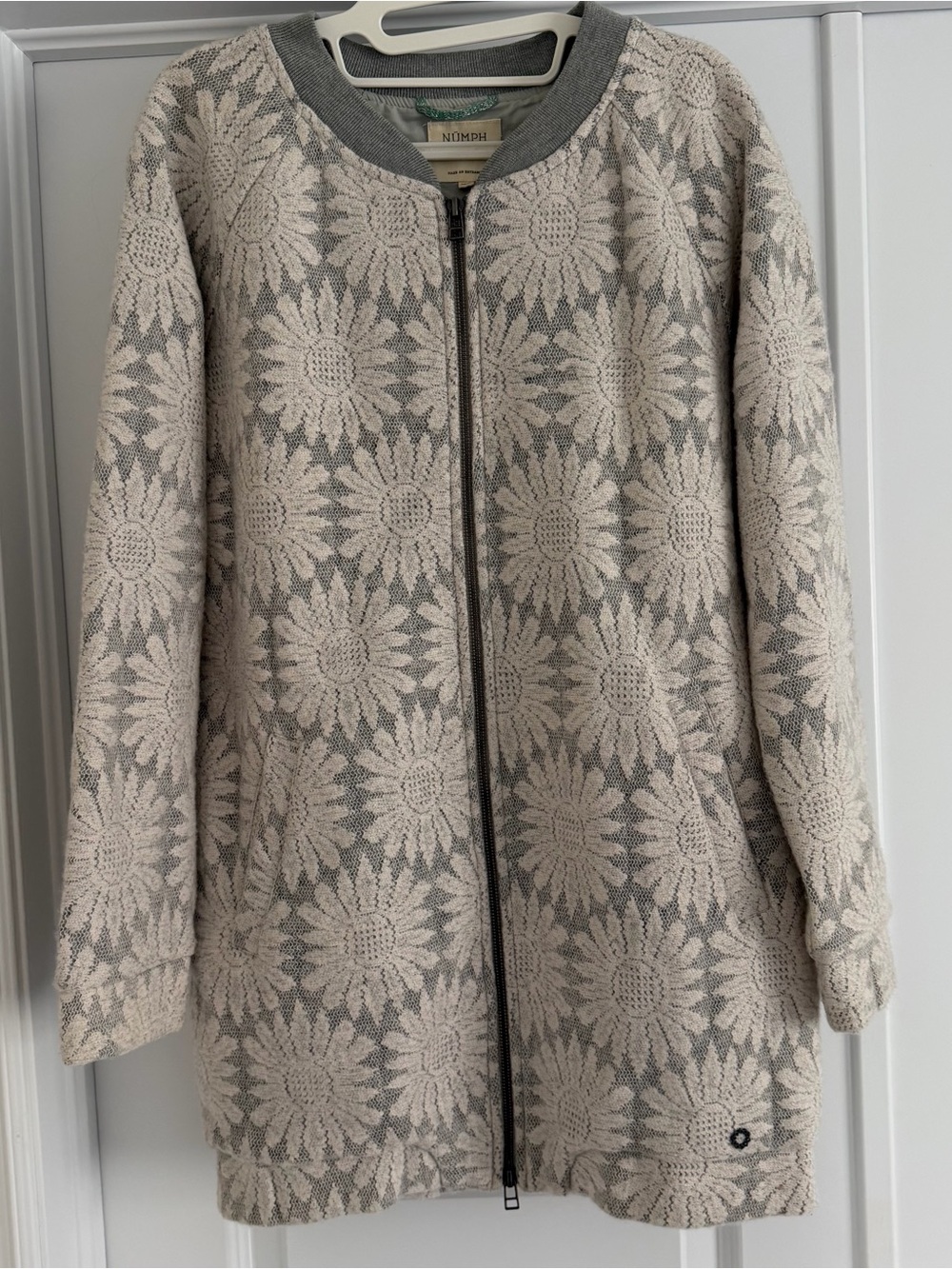 NÜMPH Longline Daisy Lace Bomber XS Cream Grey Danish